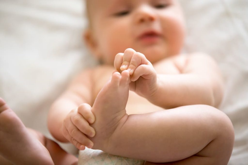bebés preandantes descalzos igual a niños más inteligentes